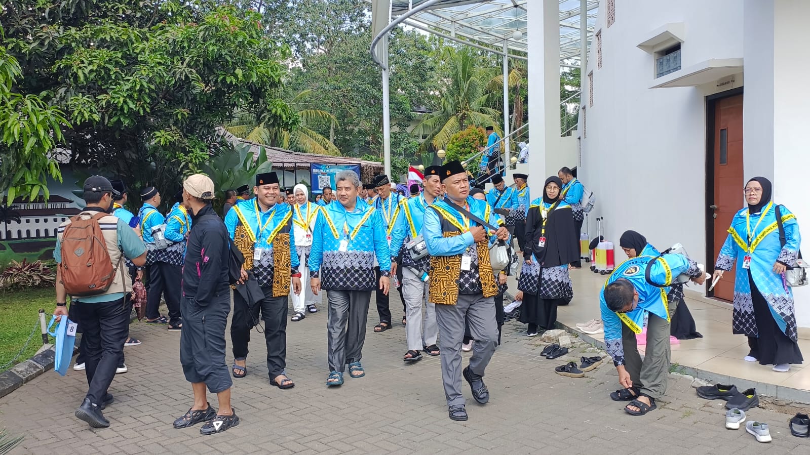 KemenHaj Kota Bandung Berangkatkan Kloter 4 Jemaah Calon Haji