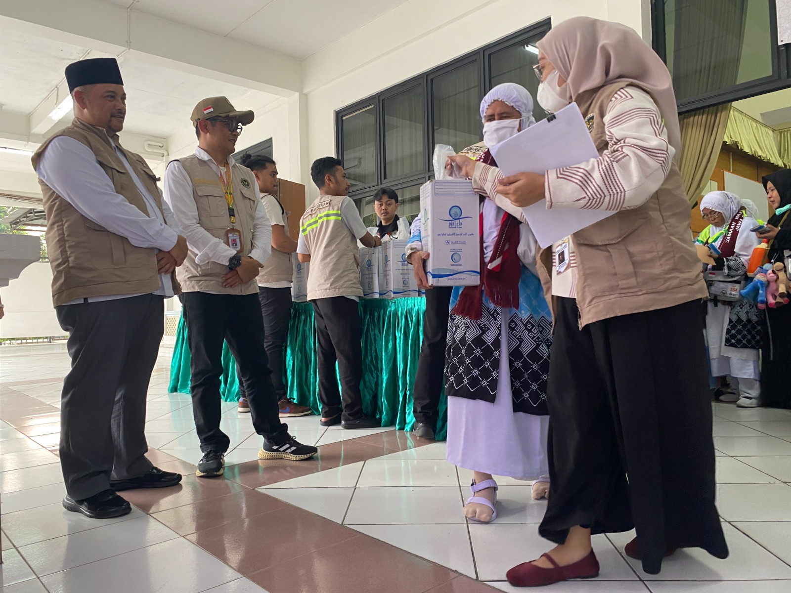 442 Jemaah haji kloter 9 asal Kabupaten Karawang tiba di Asrama Bekasi, Pelayanan Kepulangan Tuai Apresiasi
