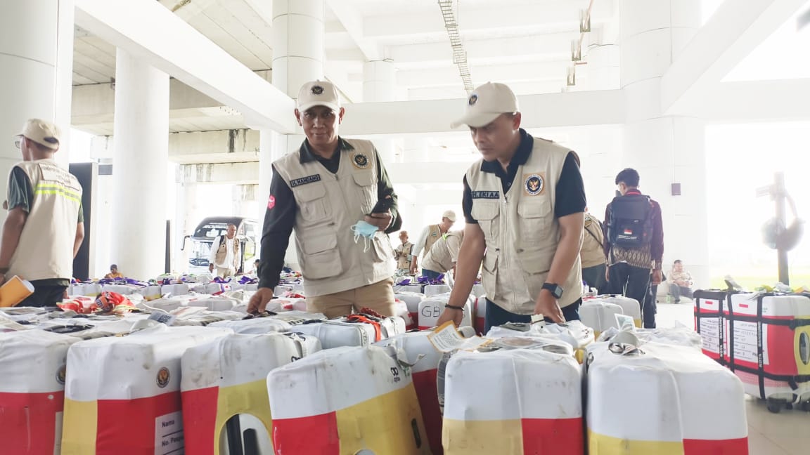 Kloter 22 Tiba di Kertajati, 555 Jemaah Haji Cimahi Pulang Lengkap & Sehat