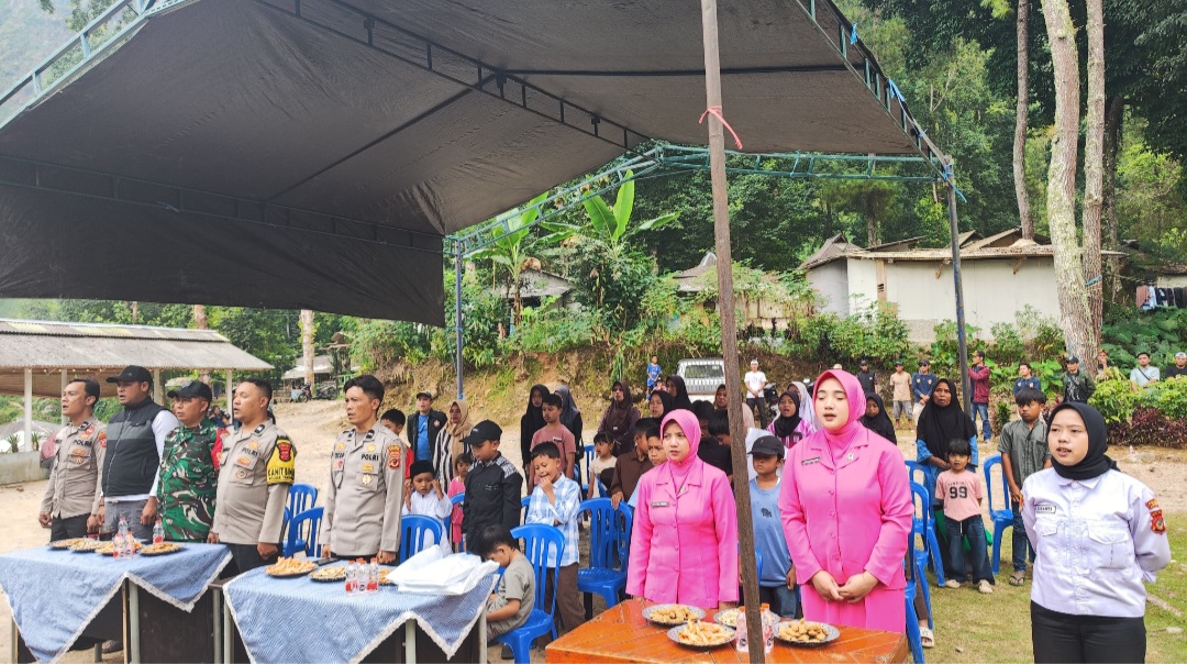 HUT Bhayangkara ke-80 : Polsek Tanggeung Bersama Karang Taruna Gelar Bakti Sosial