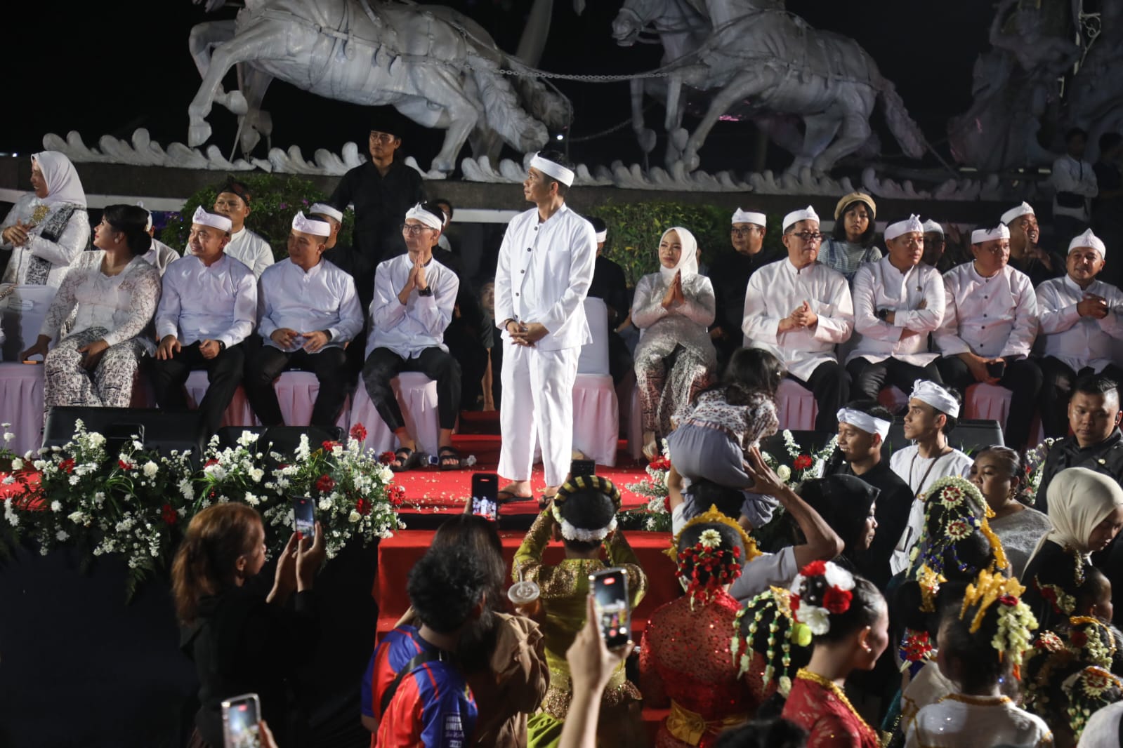 Festival Budaya: Ribuan Warga Sambut Kemegahan Arak-arakan di Purwakarta