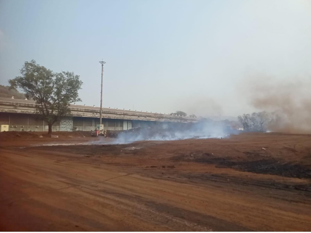 Stok Batu Bara di Belakang Gudang Indah Kiat Merak Keluarkan Asap Tebal, Bau Menyengat Dikeluhkan Warga
