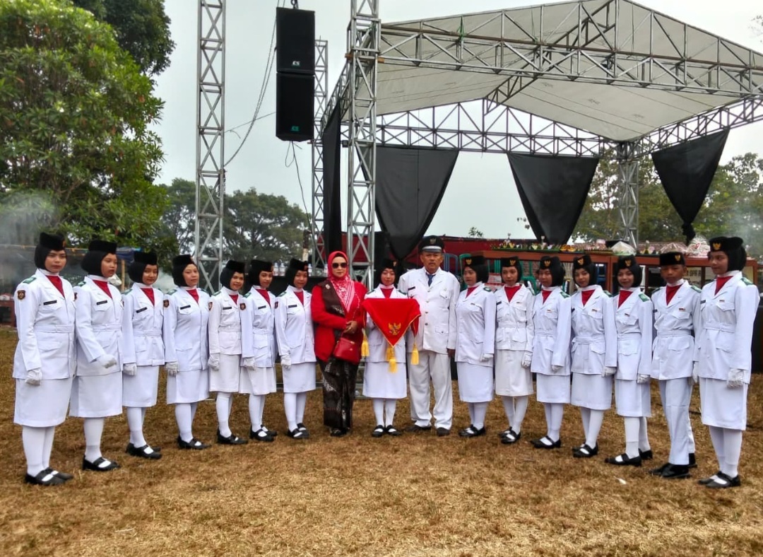 Meriahkan Agustusan HUT ke-81 RI, Kepala Desa  Bojongpetir Bersama Warga Meriahkan Pengibaran Bendera