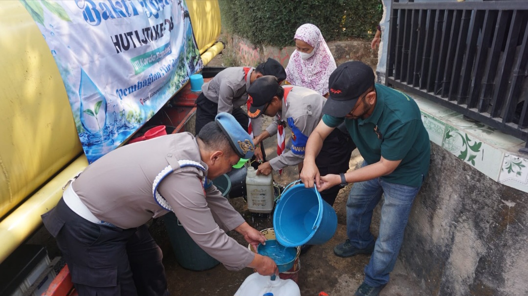 Peringati HUT ke-28, IJTI Korda Bandung Turun Langsung Bantu Warga Kekeringan di Kecamatan Ibun