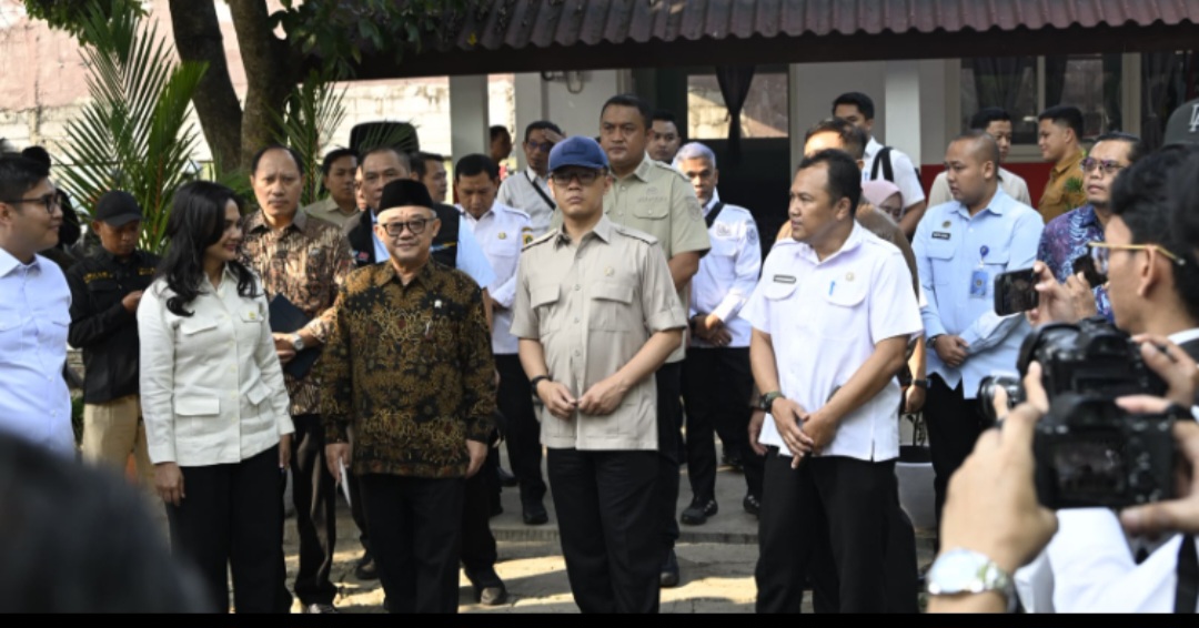 Mendikdasmen Dampingi Menko PMK Tinjau Sekolah Hasil Revitalisasi