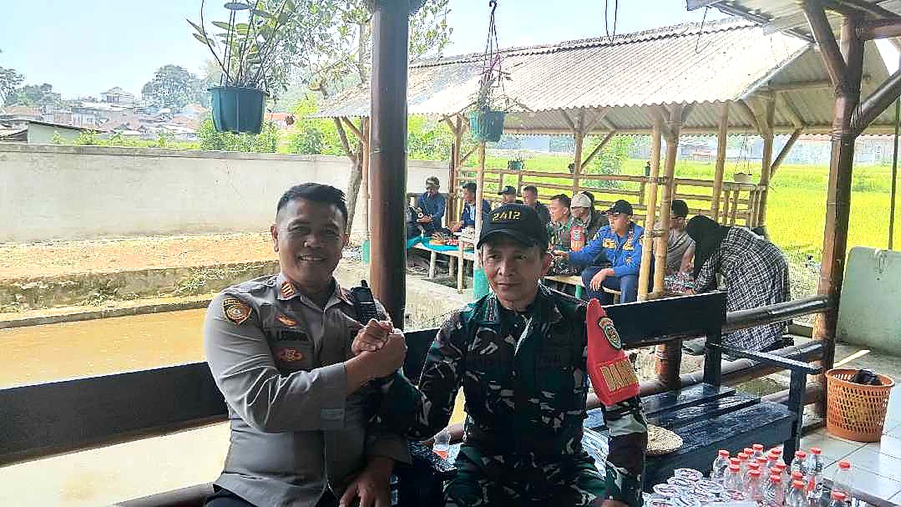 Sinergi di Tepi Kolam, Danramil Pasirjambu Rajut Kekompakan Lintas Unsur di HUT ke-81 TNI