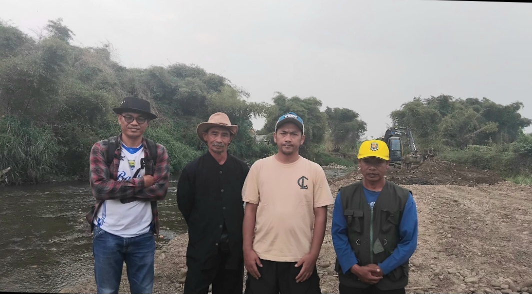 Tak Tunggu Bantuan, Warga Kopo Swadaya Normalisasi Anak Sungai Ciwidey yang Terancam Longsor